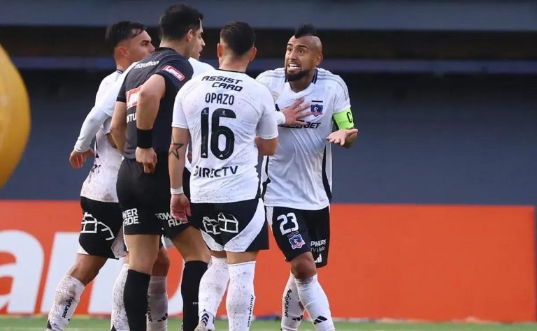 Colo Colo sufre polémica derrota ante Audax Italiano tras expulsión de Arturo Vidal que complica su camino en la Liga 2025-06-23T19:22:00.000Z.jpg