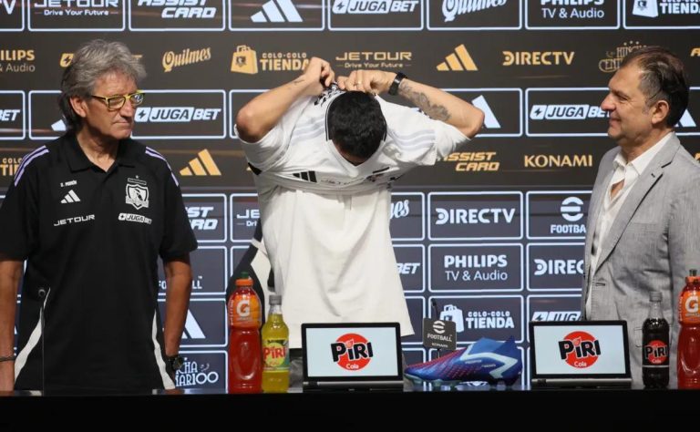 Claudio Aquino desata controversia en Colo Colo al lucir indumentaria de Vélez Sarsfield durante sus vacaciones 2025-06-25T17:28:56.000Z.jpg