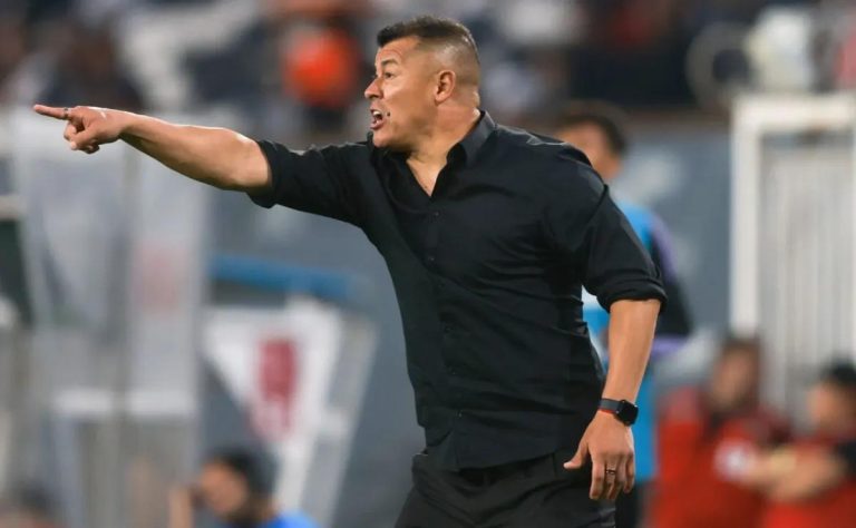Reinicio del Trabajo en Colo Colo: Expectativas y Déclaraciones Clave de Almirón antes de Enfrentamientos Cruciales en el Campeonato Nacional 2025 2025-06-30T15:04:14.000Z.jpg