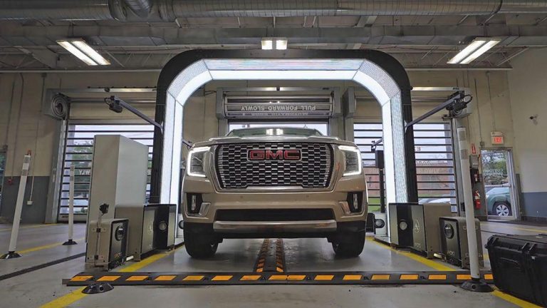 Hertz revoluciona los coches de alquiler con la tecnología UVeye: inteligencia artificial detecta daños en segundos y genera controversia por sus tarifas 2025-07-02T08:28:14.000Z.jpg