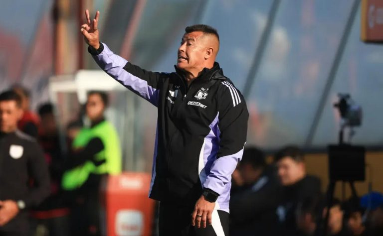 Jorge Almirón en la cuerda floja: Colo Colo enfrenta a la U con la misma alineación buscando revertir su crisis en el Superclásico 2025-07-07T23:59:24.000Z.jpg