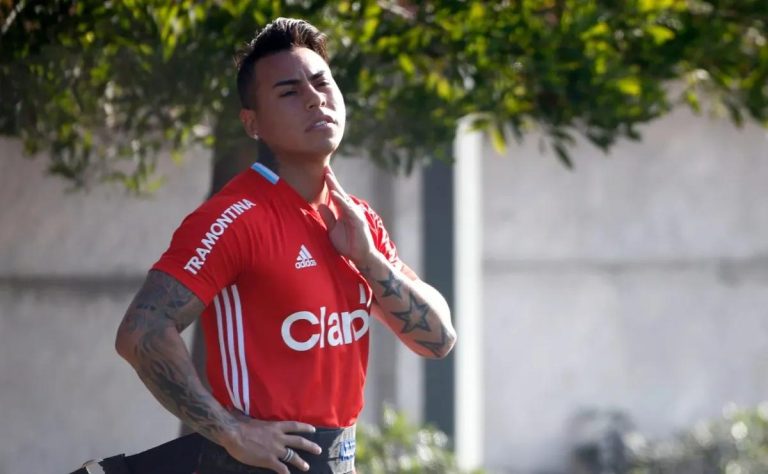 Eduardo Vargas podría regresar a Universidad de Chile: expectativas y consejos para el ídolo del fútbol chileno 2025-07-08T18:38:20.000Z.jpg