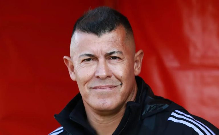 Claudio Aquino apoya a Jorge Almirón en momentos difíciles para Colo Colo: preparación para el Superclásico y resurgimiento competitivo 2025-07-09T22:48:45.000Z.jpg