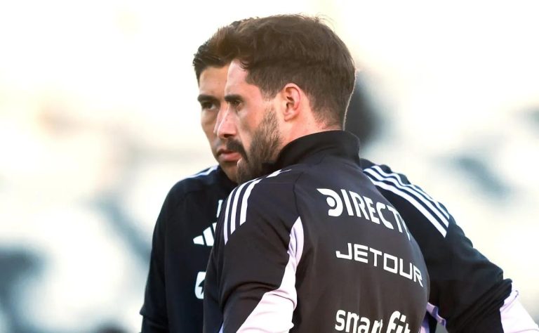 Colo Colo Reestructura su Estrategia: Jorge Almirón y la Clave en el Superclásico 197 frente a Universidad de Chile 2025-07-11T20:17:24.000Z.jpg