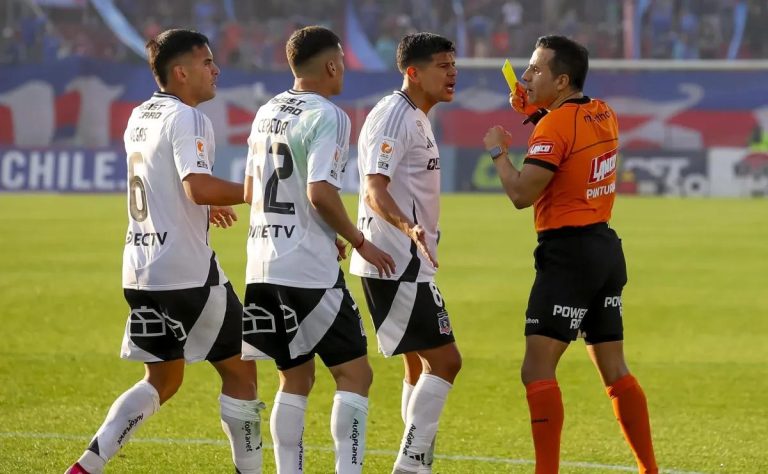 Colo Colo sufre controvertida derrota 2-1 ante la U en un Superclásico 197 marcado por polémicas arbitrales y expulsión de Esteban Pavez 2025-07-12T22:03:41.000Z.jpg