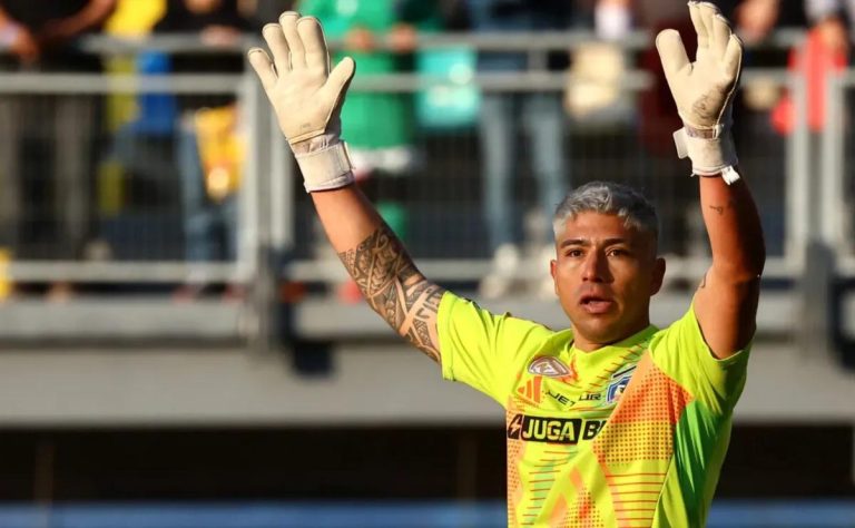 Brayan Cortés podría dejar Colo Colo para unirse a Peñarol: Posible debut internacional en medio de semana crucial para el club chileno 2025-07-23T11:20:11.000Z.jpg