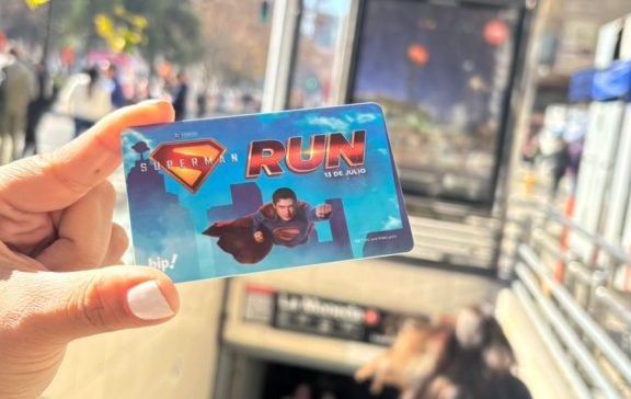 Disponibles en Puente Alto: Metro lanza nueva tarjeta Bip! edición Superman