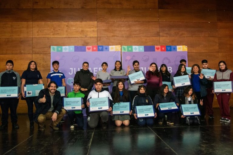 Más de 2 mil estudiantes puentealtinos recibieron computadores de Beca TIC 2025