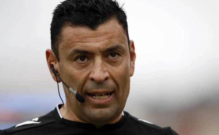Roberto Tobar explica VAR al plantel albo de Colo Colo en el Estadio Monumental 2025-08-12T23:44:10.000Z.jpg