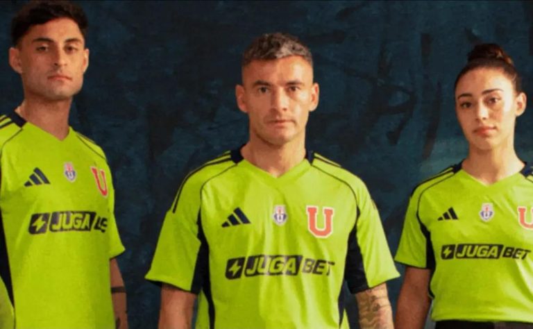 Universidad de Chile oficializa tercera camiseta flúor 2025, a la venta $59.990 2025-08-18T14:37:33.000Z.jpg