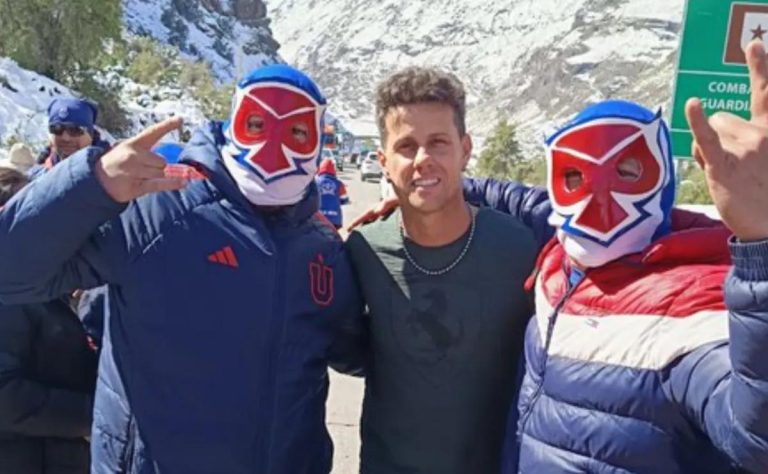 Diego Rivarola recibe y abraza a hinchada azul de Universidad de Chile 2025-08-24T21:17:14.000Z.jpg