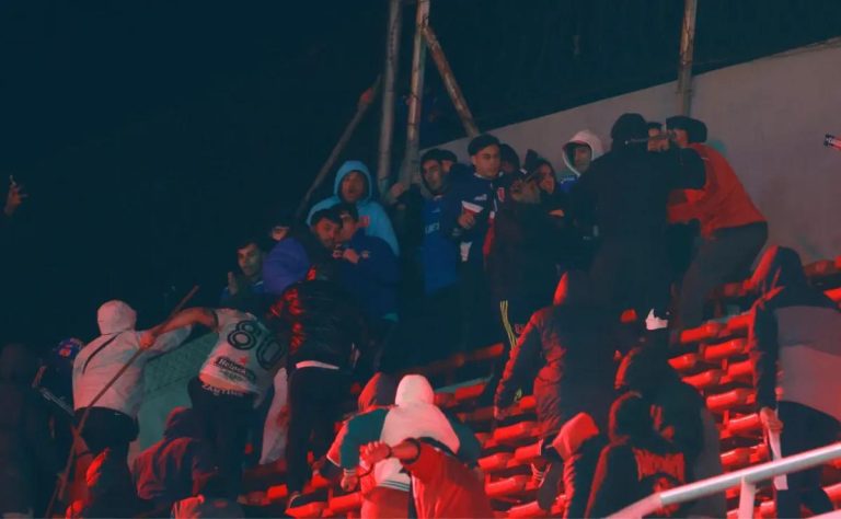 La U entrega camisetas a hinchas heridos y presenta denuncia en Argentina 2025-08-25T20:01:27.000Z.jpg