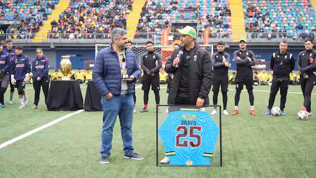 Desde La Florida despedimos al Gran Capitán: Claudio Bravo compartió con 300 jóvenes y se emocionó con icónico regalo