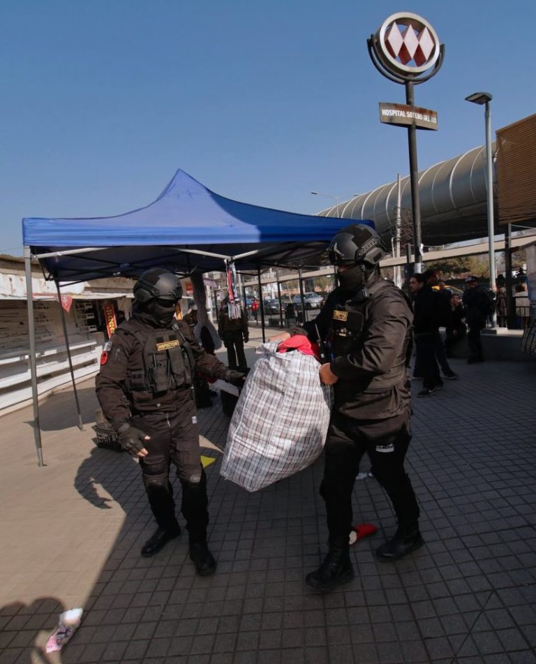 Fiscalización al comercio informal en las afueras del Sótero del Río busca resguardar el espacio público en Puente Alto