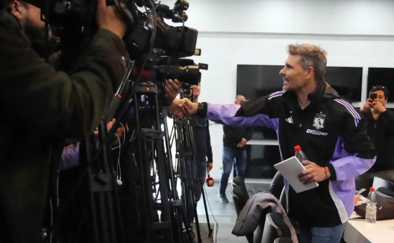 Fernando Ortiz tuvo su primer contacto con hinchas de Colo Colo en Monumental 2025-09-06T20:04:30.000Z.jpg
