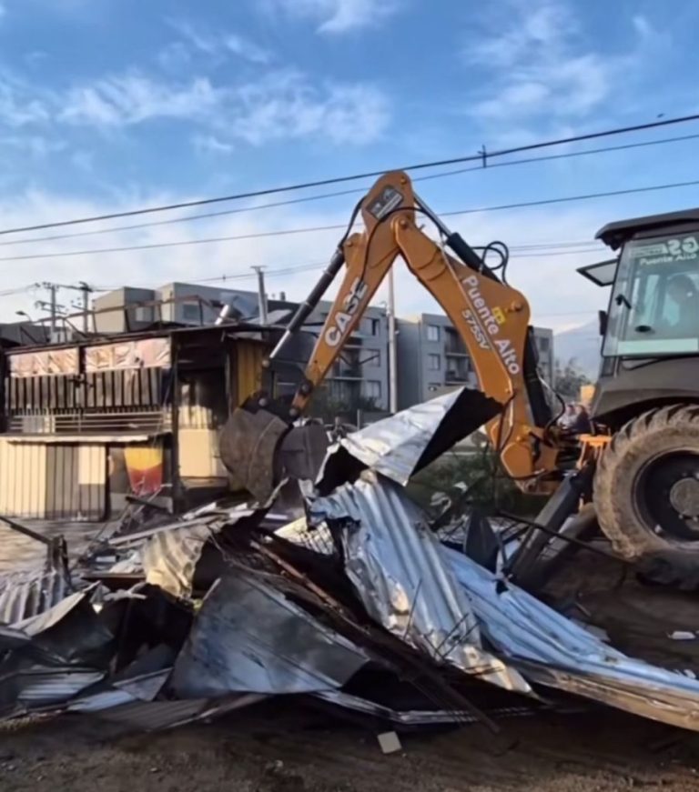 Se encontró excremento de ratón: Municipalidad de Puente Alto intervino container que funcionaba como local de comida rápida