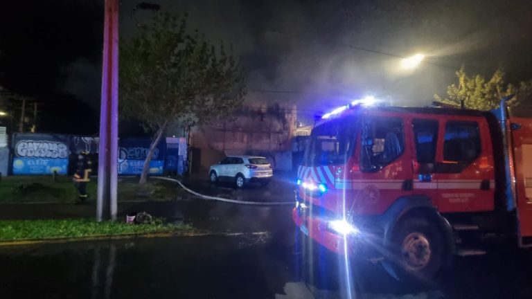 Incendio afectó local de ropa americana durante la madrugada en Puente Alto