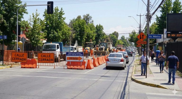 Puente Alto: Cambios de tránsito marcaron el inicio de obras sanitarias en Gabriela Oriente y México Imagen referencial creada con IA
