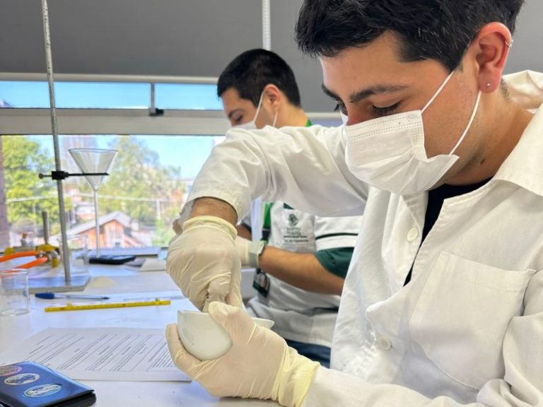 Conoce la carrera Técnico en Farmacia: cinco semestres para una profesión de futuro