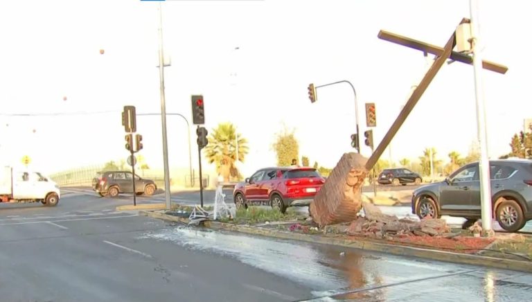 Conductor derriba emblemático Cristo y rompe matriz de agua en acceso a Puente Alto