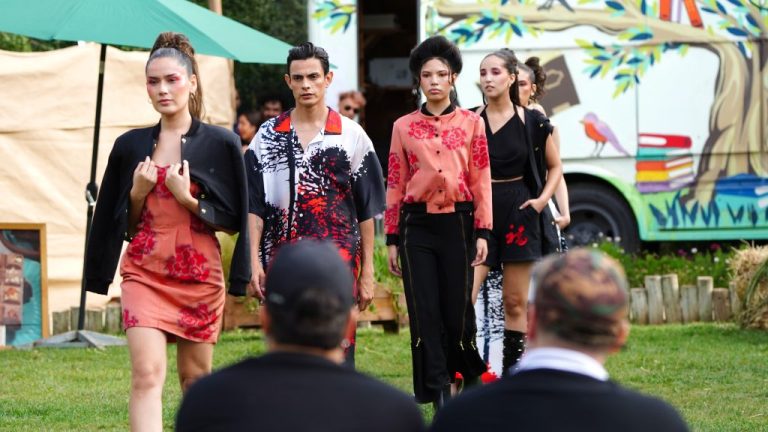 Moda, diseño y creatividad local se tomaron el Pueblito Fashion Show en Puente Alto