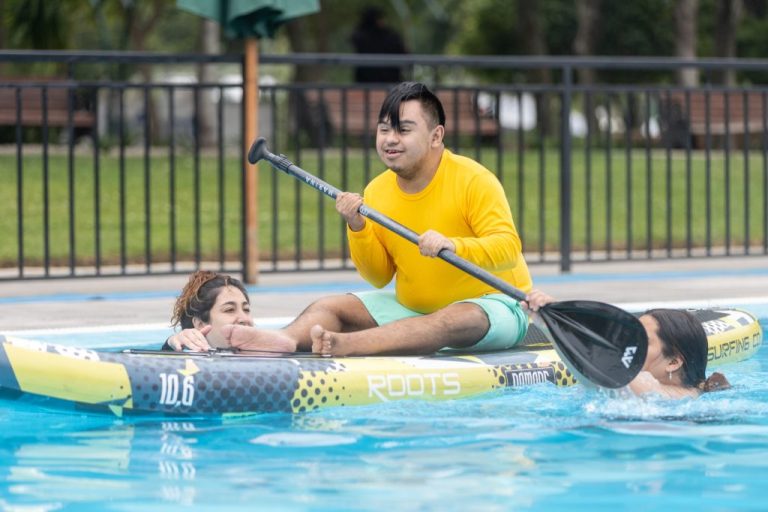Centro de Integración María Isabel: tras talleres acuáticos en el balneario, personas con discapacidad irán a surfear y hacer stand up paddle en la playa