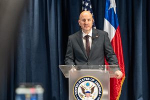 Embajador de EE.UU. condiciona continuidad de Visa Waiver a resguardo de telecomunicaciones en Chile