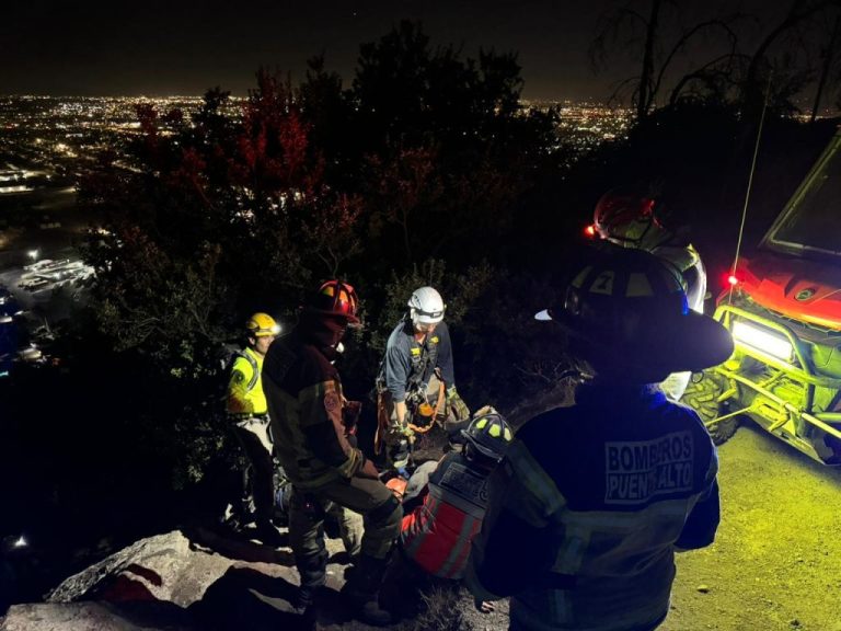 Bomberos de Puente Alto rescata a adulto y dos menores en el Cerro La Ballena