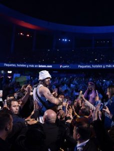 Jesse Huerta repite su clásica dinámica en Viña 2026: regaló entradas con mejor ubicación a fanática