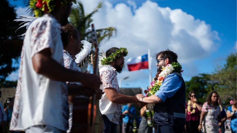 Visita presidencial en Rapa Nui: Gabriel Boric llega entre ceremonias, críticas y manifestaciones