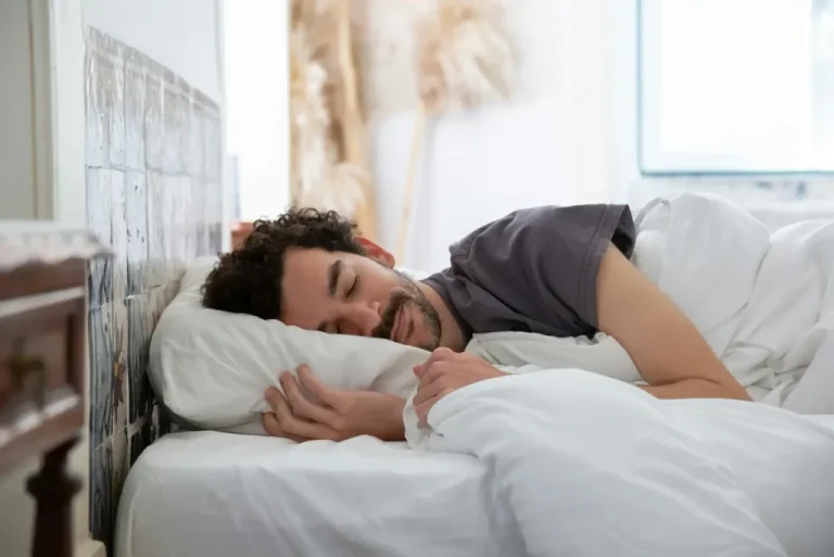 Dormir menos de 6 horas: el error silencioso que puede estar afectando tu negocio
