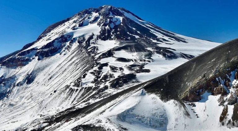 Volcán Tupungatito registra enjambre sísmico y se mantiene en alerta técnica verde
