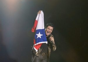 Chayanne ya está en Chile y es recibido por sus fanáticas en la antesala de su tour “Bailemos otra vez”