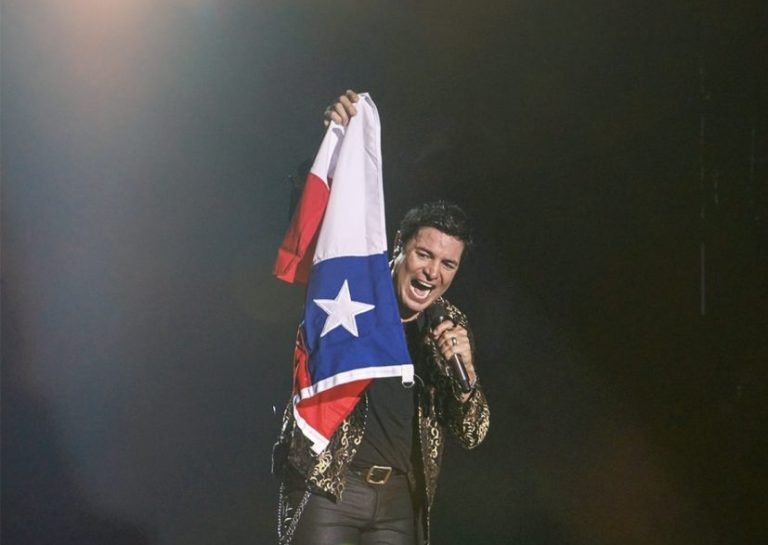 Chayanne ya está en Chile y es recibido por sus fanáticas en la antesala de su tour “Bailemos otra vez”