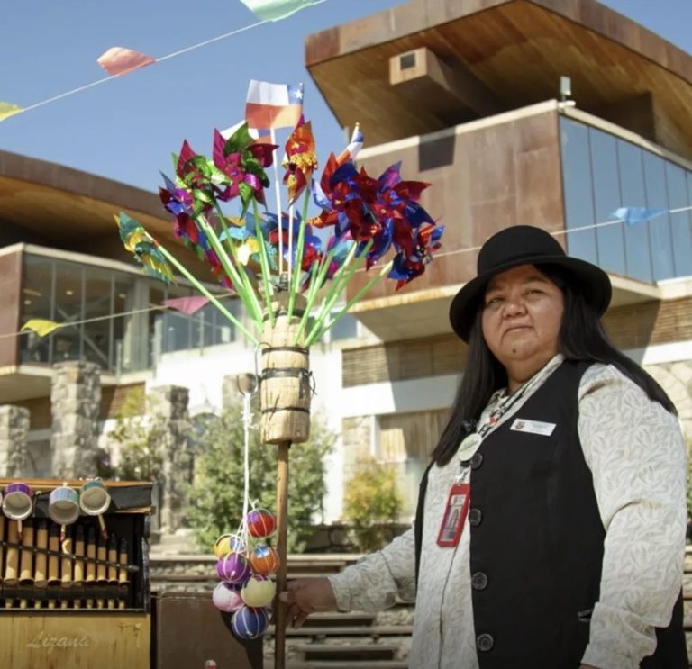 Tania Oyarzo: la organillera de Puente Alto que mantiene viva una tradición centenaria