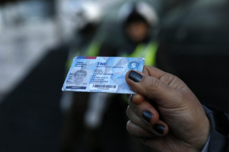 Junaeb anuncia suspensión temporal del trámite de reposición de la TNE