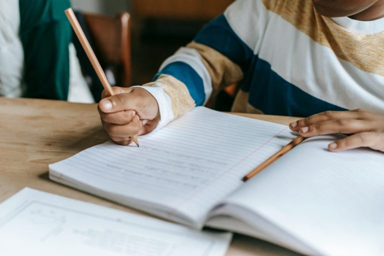 Psicólogo entrega consejos para el regreso a clases tras las vacaciones