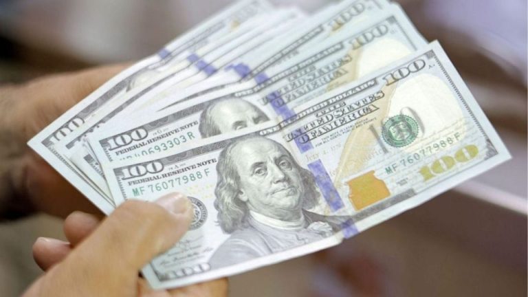 ¿Por qué el dólar se mantiene cerca de los $855 y cómo podría afectar tu bolsillo?