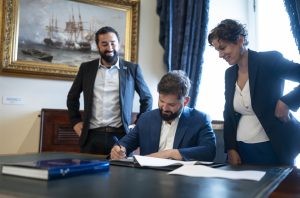 Gabriel Boric firmó creación de dos parques marinos que elevan a 54% la protección del mar chileno al finalizar su mandato
