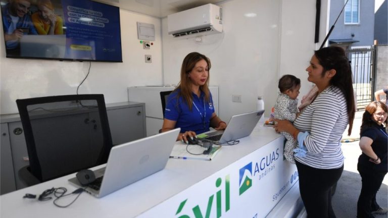 Aguas Andinas reinaugura su Oficina Móvil y refuerza atención directa en barrios de la Región Metropolitana