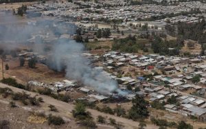 A pesar de esfuerzos de Bomberos, falleció menor de edad en incendio de campamento Nueva Cordillera