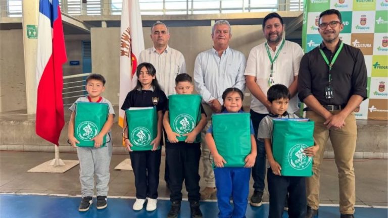 Pirque entrega más de 350 becas de útiles escolares para estudiantes de la comuna