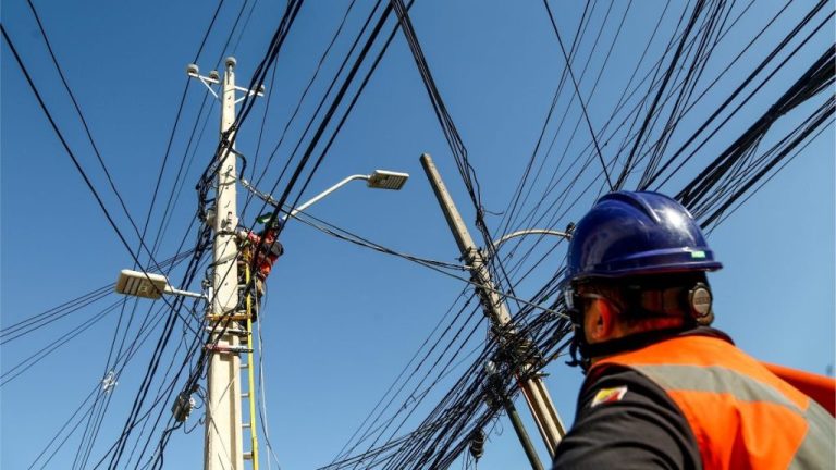 Puente Alto inicia retiro de cables en desuso: municipio busca ordenar el centro y mejorar la seguridad