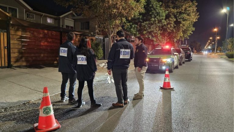 Hombre queda grave tras recibir disparo en la cabeza mientras estaba dentro de su auto en Puente Alto