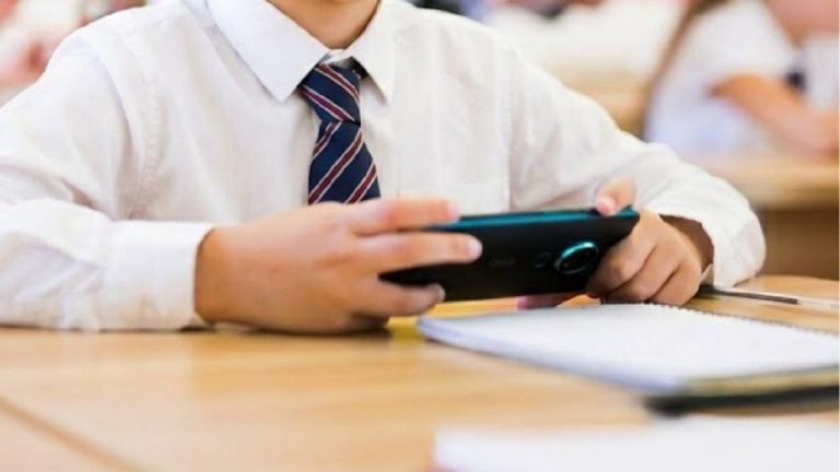 Entra en vigencia la Ley que prohíbe el uso de celulares en los colegios: así funcionará la normativa