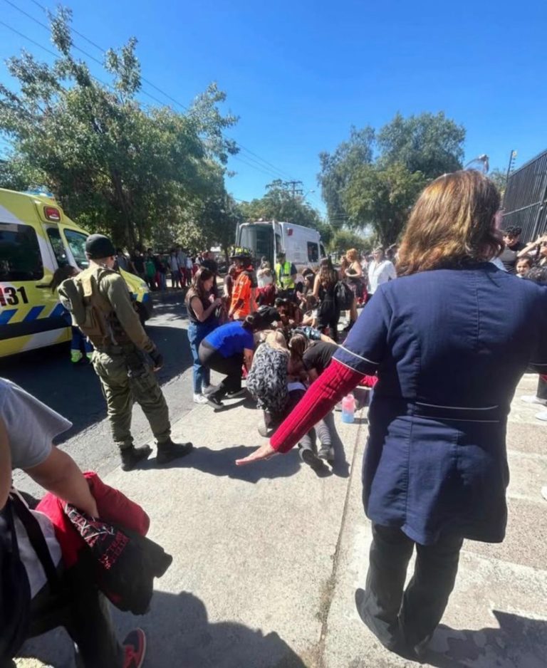 Grave accidente en Puente Alto: Caída de portón de colegio deja a cuatro estudiantes heridos