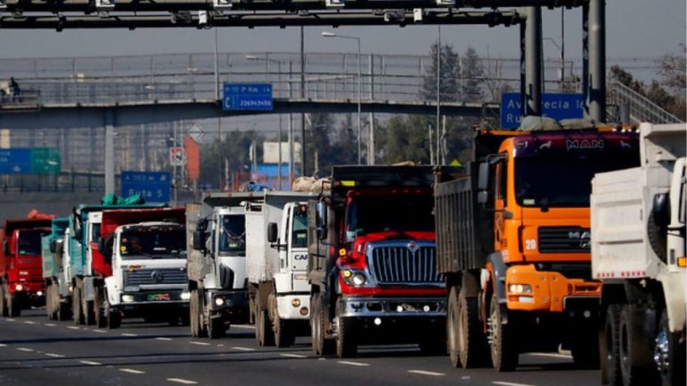 Gremios del transporte de carga rechazan nueva alza en combustibles y advierten posibles movilizaciones
