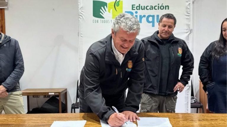 Municipalidad de Pirque firma convenio con sindicato de trabajadores en medio de traspaso a SLEP