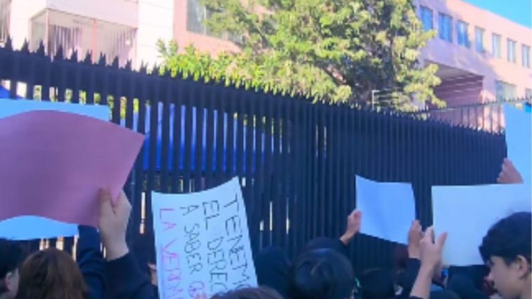 Estudiantes se manifiestan afuera del Colegio San Carlos de Aragón y exigen explicaciones a la dirección