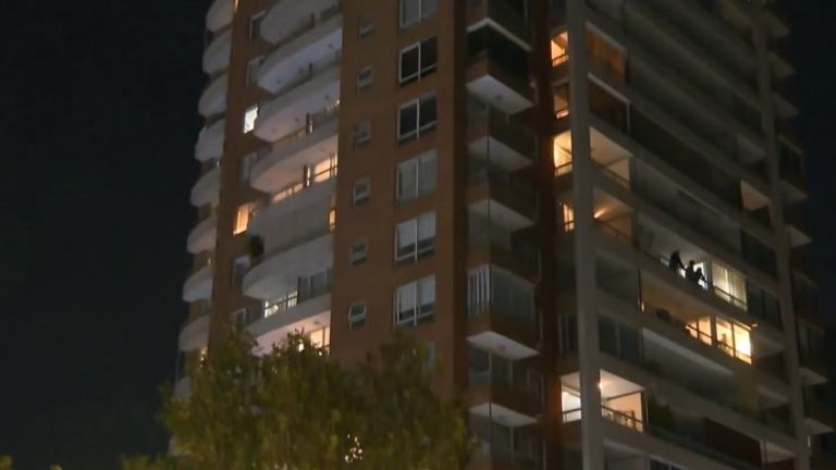 Niña de 2 años muere tras caer desde piso 11 en Las Condes: investigan consumo de alcohol y falta de mallas de seguridad